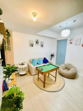 The Sunny Side 2BR with Pool and City View